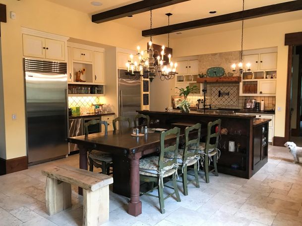 Kitchen in black and neutral colors